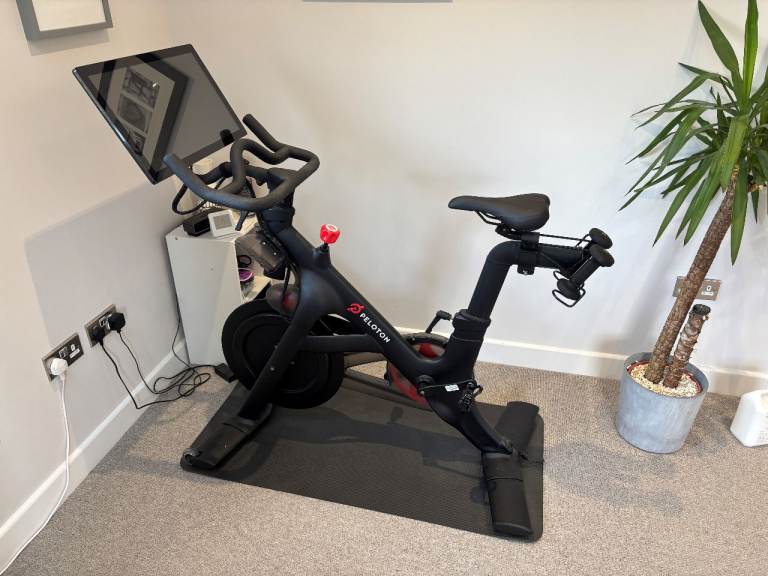 Peloton Exercise Bike - With mat and 2 x 3kg Peloton weights