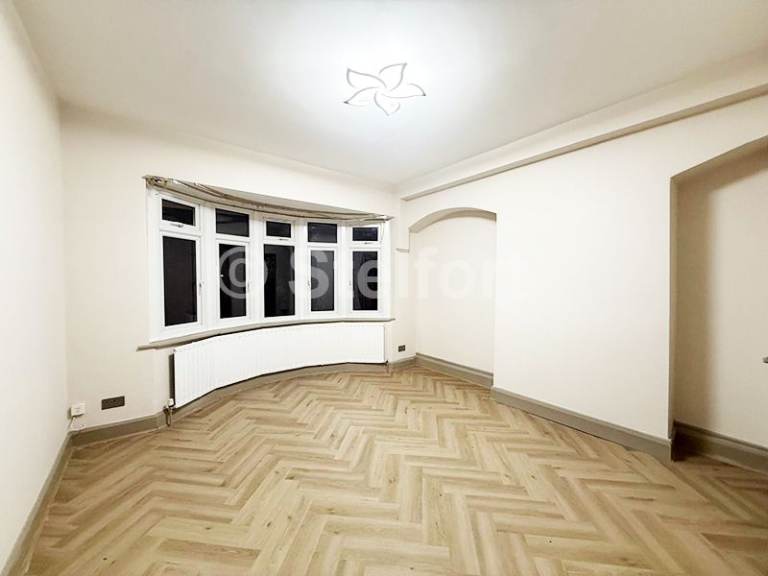 3 bedroom flat in Templars Avenue, London NW11