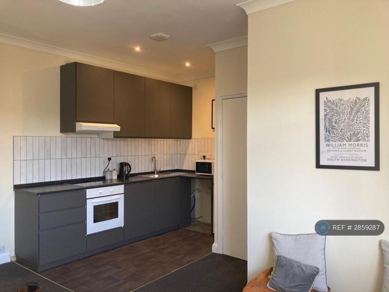 2 bedroom flat in Oundle Road, Peterborough, PE2 (2 bed) (#2859287)