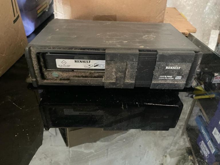 2002 RENAULT MEGANE SCENIC CD CHANGER 8200002589A