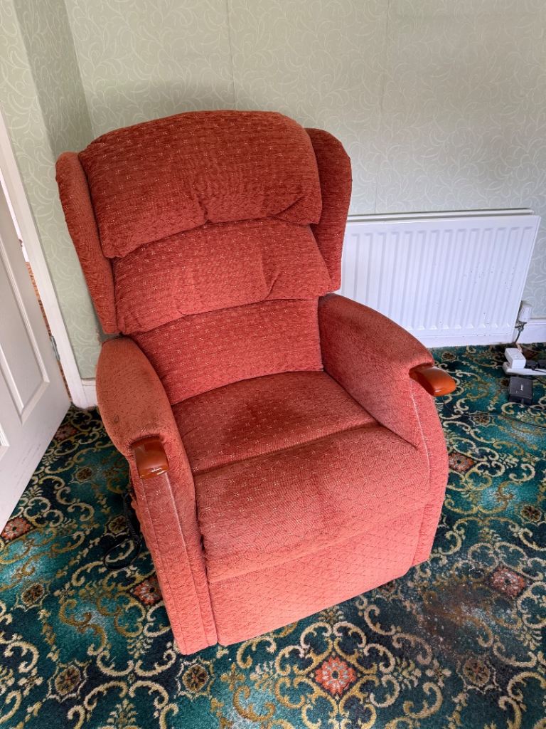 Celebrity riser chair