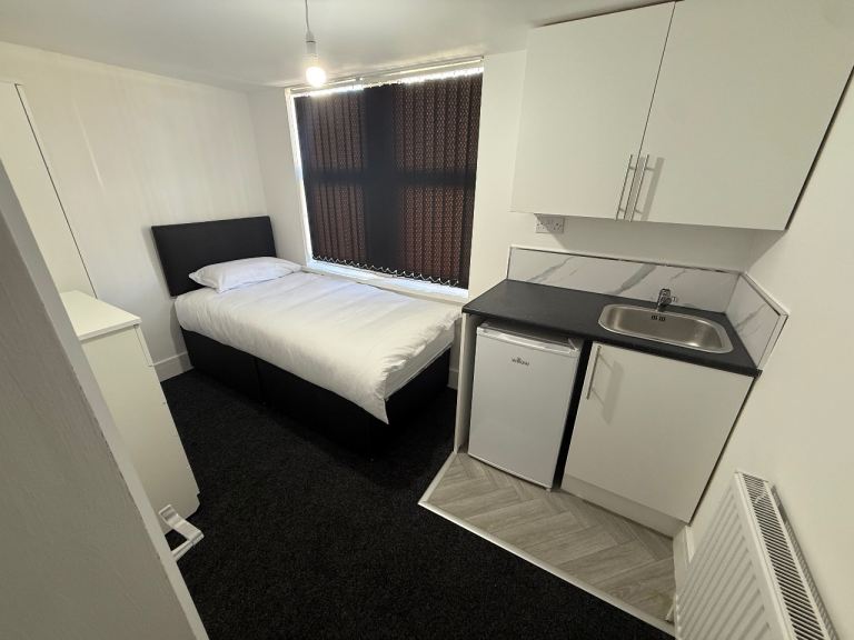 SELF CONTAINED EN SUITE BRAND NEW HOUSE NEAR CITY CENTRE 