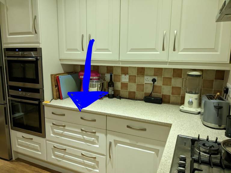 Base kitchen unit with three drawers