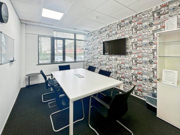 High Wycombe - HP11 1JU \ Large Office for Rent Customisable for 10 Desks