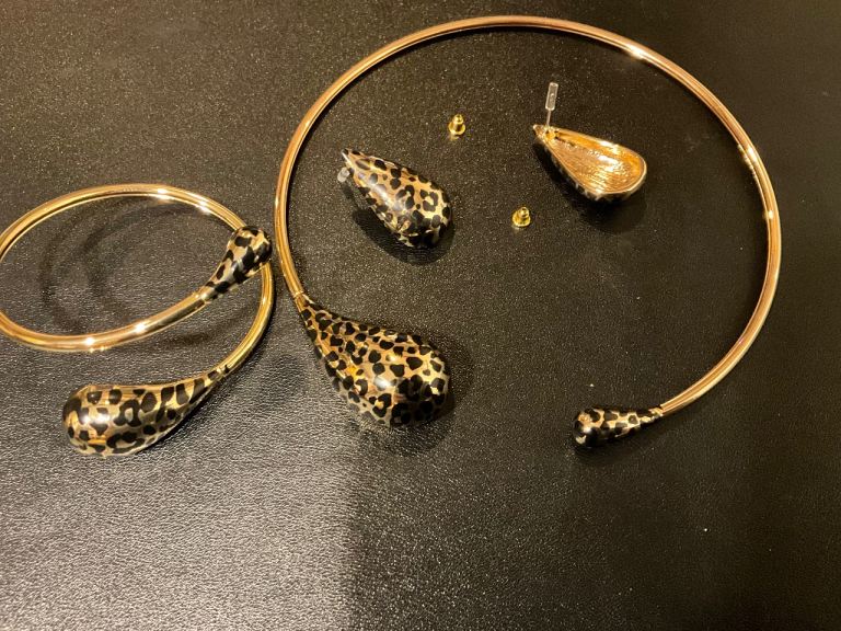 BRAND NEW set of jewellery. Necklace, bracelet and earrings for pierced ears.