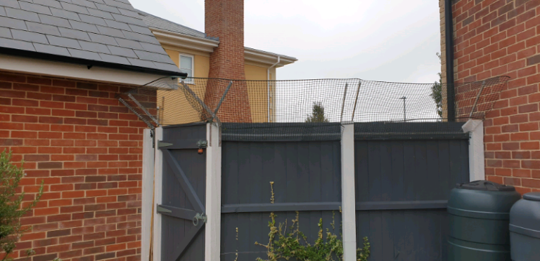 Fence supporting plastic mesh