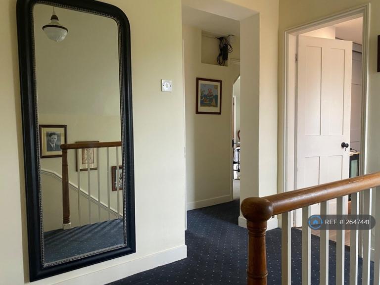2 bedroom flat in Rose Hill, Dorking, RH4 (2 bed) (#2647441)