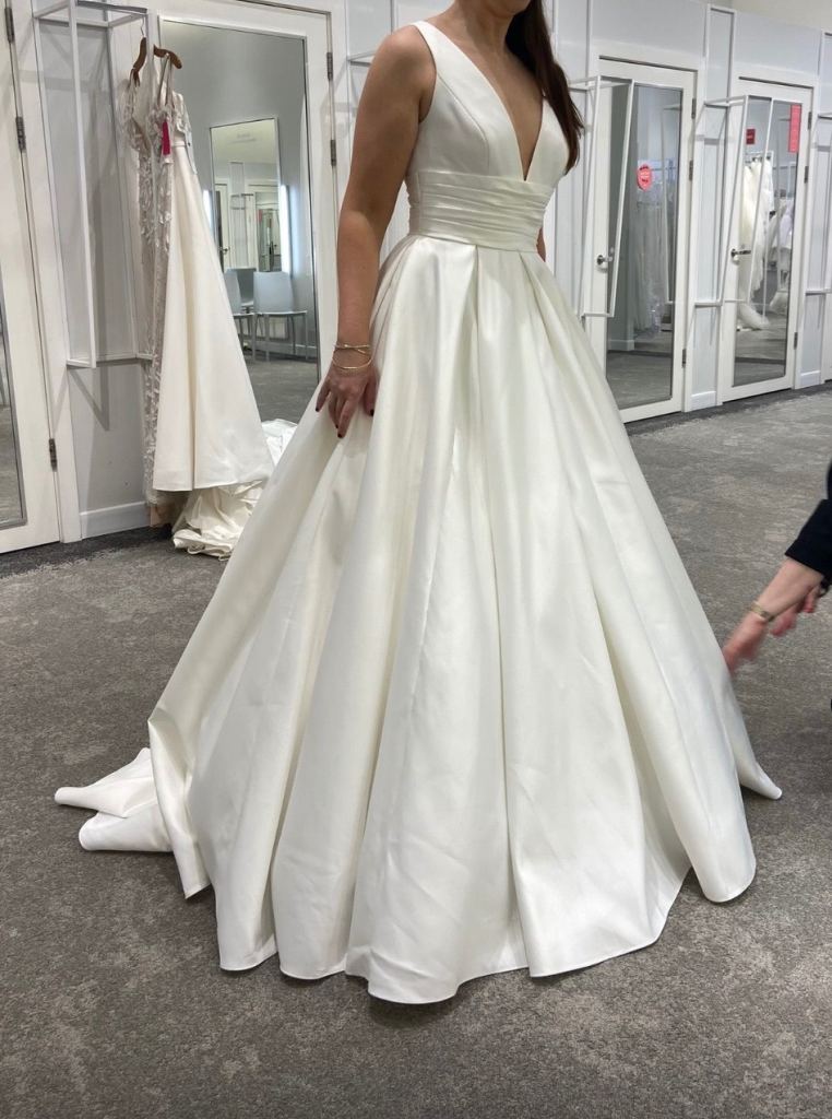 NEW David’s Bridal Wedding Dress – Ivory – UK 10 – Veil & Underskirt Included
