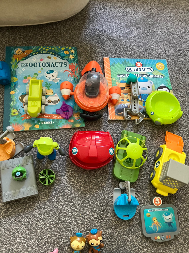 Octonaut  vehicles and figures