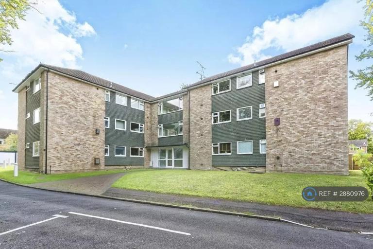 3 bedroom flat in Elvetham Road, Fleet, GU51 (3 bed) (#2880976)