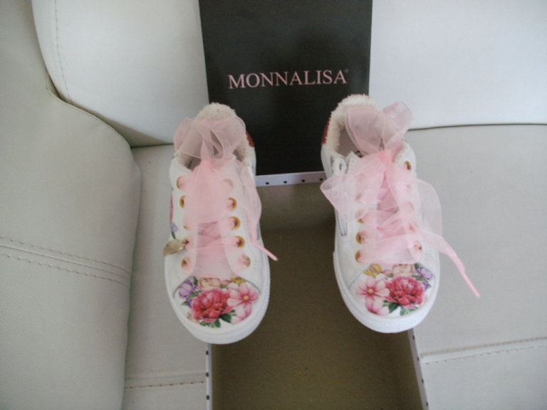 Gorgeous Monnalisa Flowers Dream Leather Sneakers size 8/25 Like-new in box.