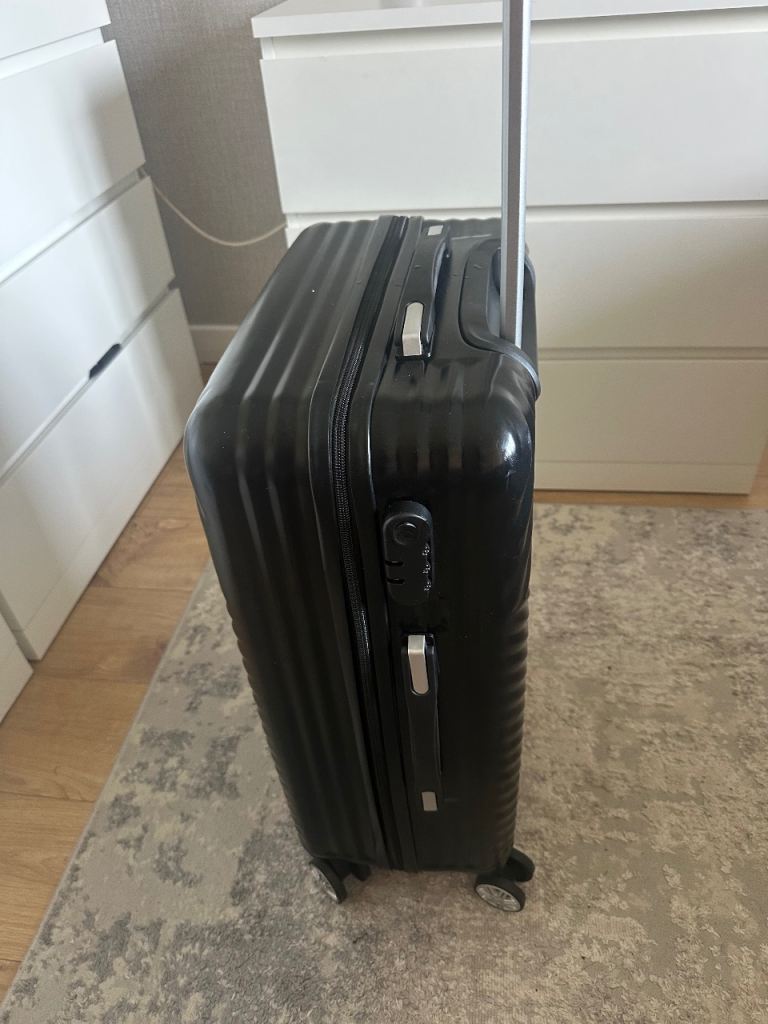 Medium size suitcase 
