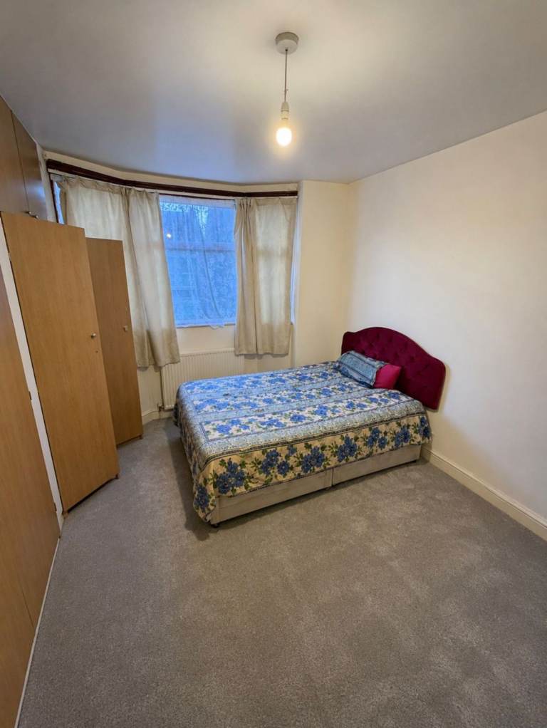 Spacious & Cosy Double room for rent CR7 8NQ