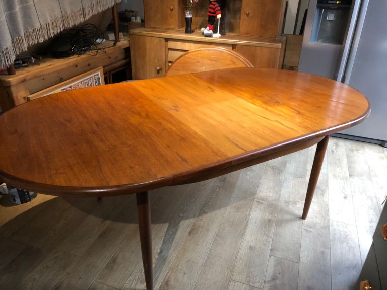 A MID-CENTURY G-PLAN VICTOR WILKINS DESIGN EXTENDING TEAK 6,8,10 SEATER DINING TABLE ,DELIVERY