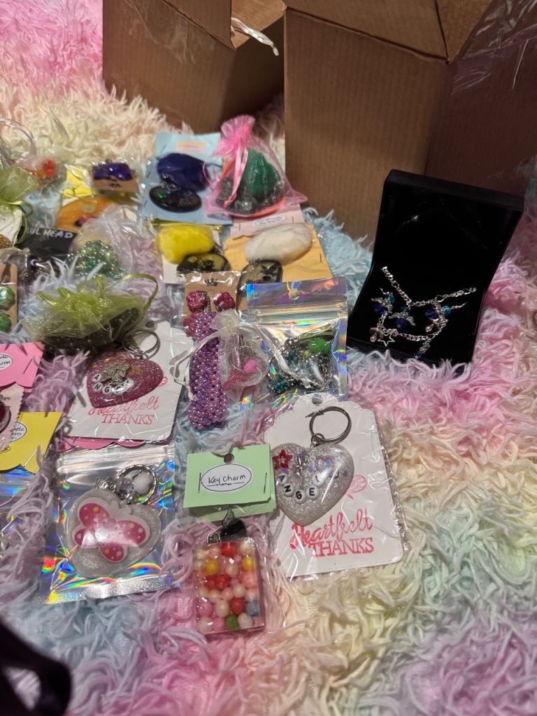 Job lot of cosmetic jewellery,