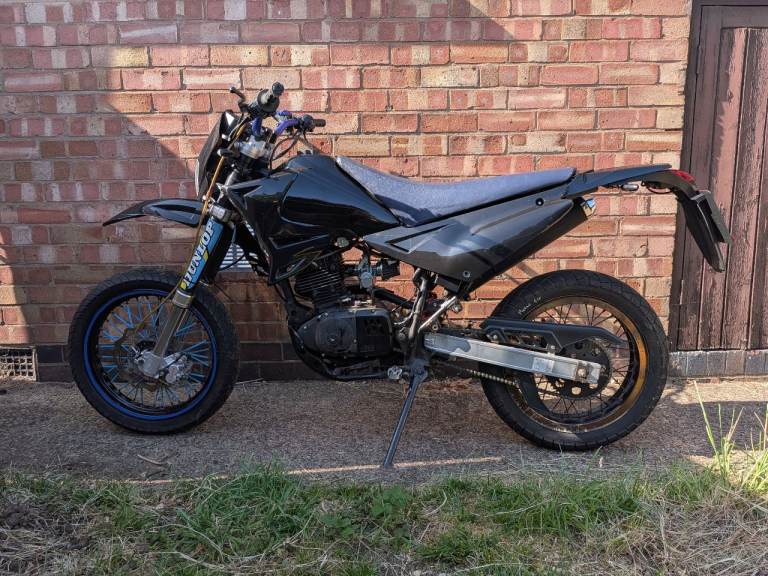 Sinnis Apache 125 like Lexmoto Adrenaline Supermoto
