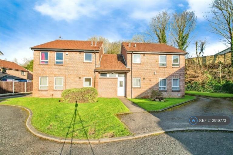 Studio flat in Cumberland Close, Bury, BL9 (#2919773)