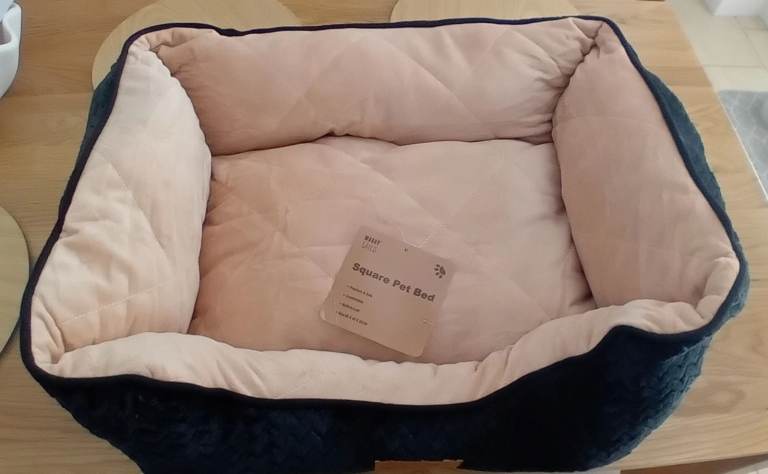 Waggy Tails Plush Pet Bed (Blue / Ecru)