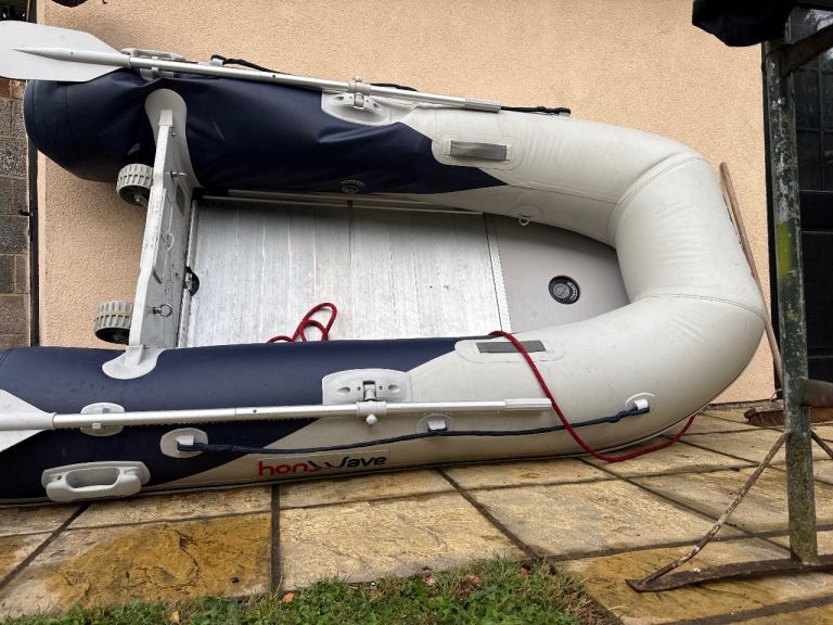 Honwave Inflatable Boat with Oars – Good Condition
