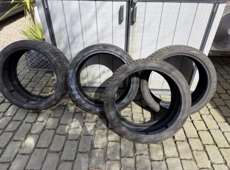 Pirelli Winter snow tyres - 285/35 R22