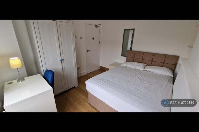 1 bedroom in Pembroke House, London, SW15 (#2759386)