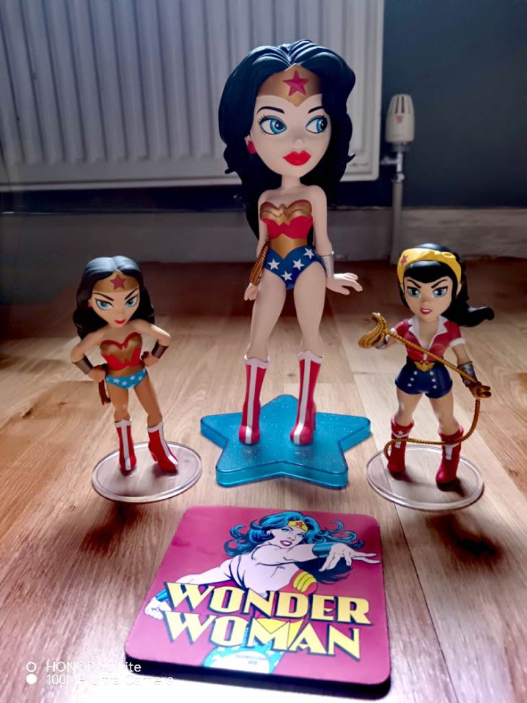 Wonder Woman Figures and Coaster Set – Good Condition