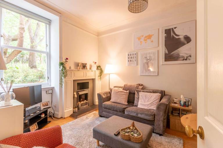 Superb, 1 bedroom, ground floor flat in Polwarth – available June