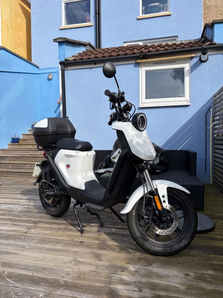 NIU UQI GT Pro extended range - Electric Scooter with Top Box – White, Good Condition