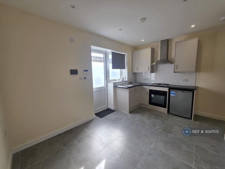 Studio flat in North Circular Road, London, NW2 (#3047172)