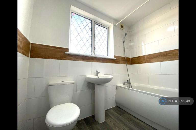 3 bedroom flat in Chingford Mount Road, London, E4 (3 bed) (#2773781)