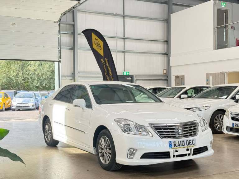 2010 Toyota Crown Toyota Crown Petrol White 2010 5 Seater  2.5L Petrol . Euro 5.