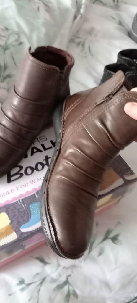 Clarks new leather 3 and half wide 