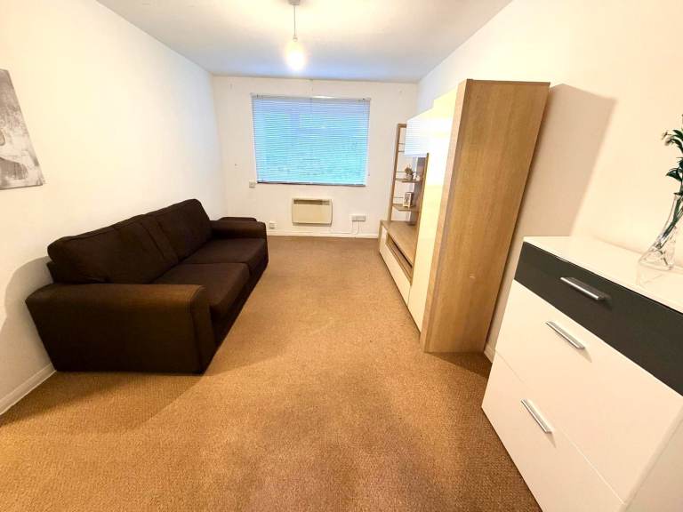 Spacious and prime location 2nd Floor Flat near Woodford station, Ilford
