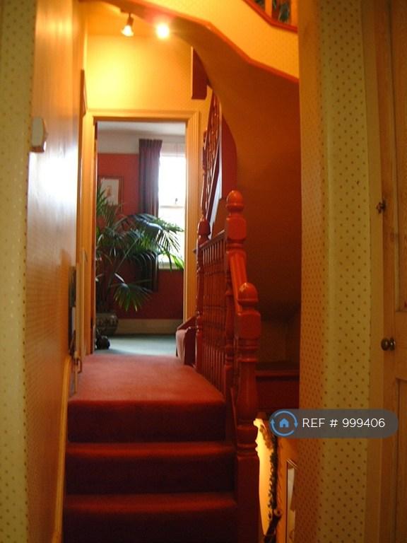 1 bedroom in Fairlawn Road, London, SW19 (#999406)