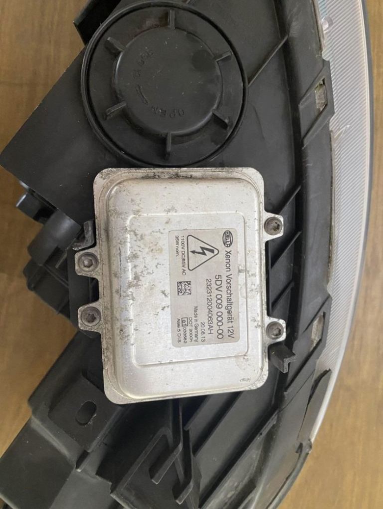 Kia Sportage passenger head lamp xenon