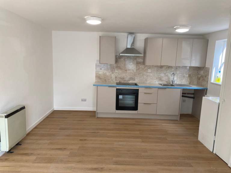 BRAND NEW 3 BED FLAT OWN FOR T DOOR GARDEN SECTION 