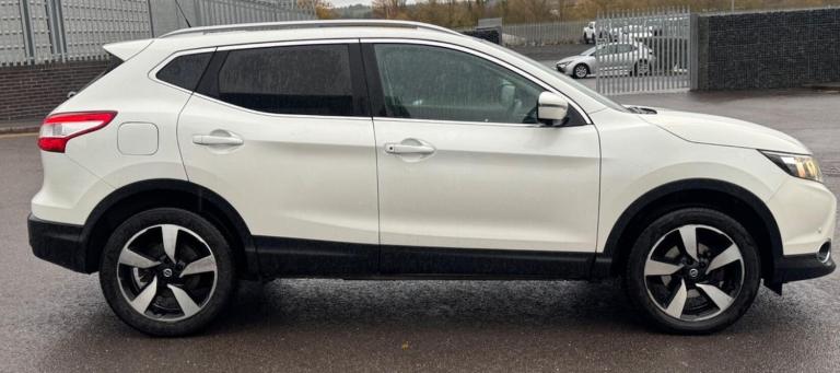 2017 Nissan Qashqai 1.6 dCi N-Connecta 5dr + PANROOF / NAV / 35 TAX / ULEZ / 8 SERVICES ++ HATCHB...