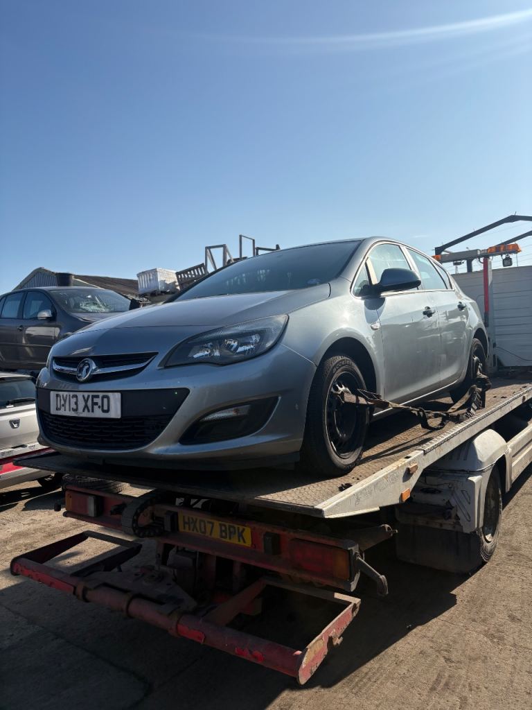 2013 Vauxhall Astra J 1.4 Petrol 5 Speed Manual Breaking