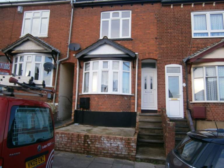 Three Bedroom Terrace House ll Luton LU2 in the Round green Area