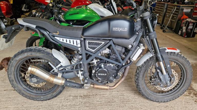 2025 74 HERALD BRAT 125 LEARNER LEGAL 125cc RETRO CLASSIC EURO 5 BLACK 2k MILES