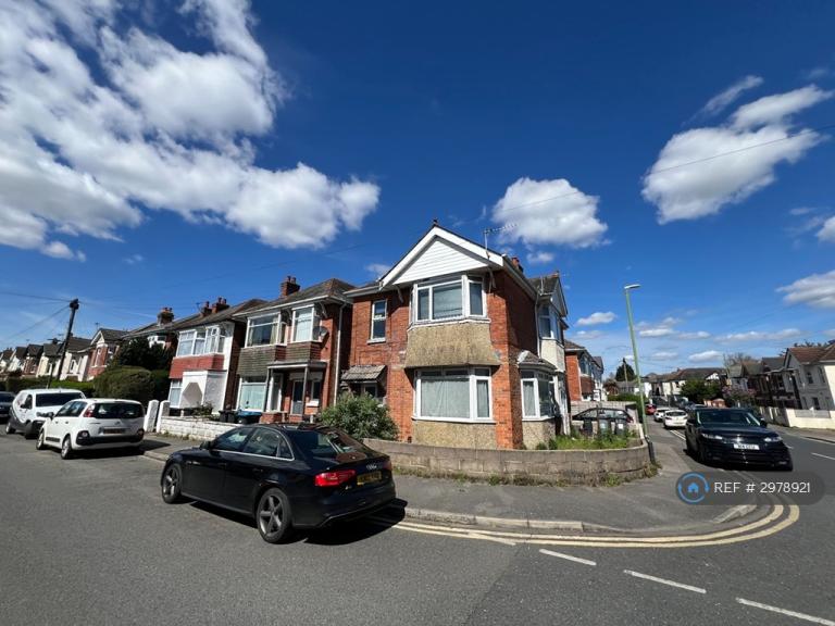 3 bedroom flat in Green Road, Bournemouth, BH9 (3 bed) (#2978921)