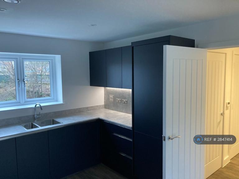 1 bedroom flat in Helm House, Rochester, ME1 (1 bed) (#2847414)