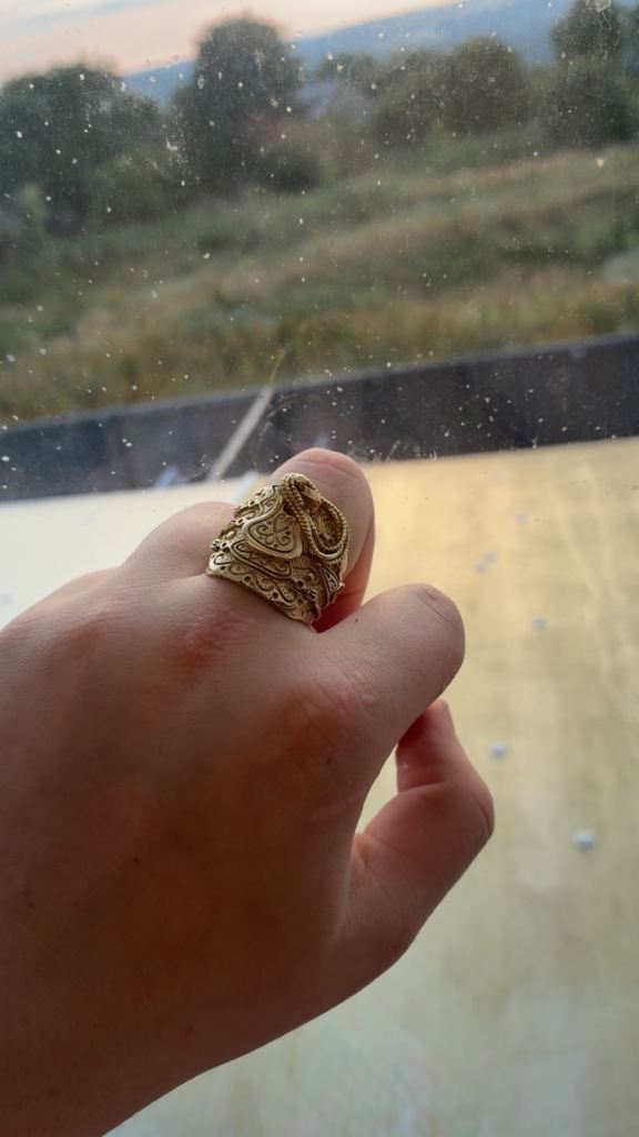 9ct gold saddle ring 