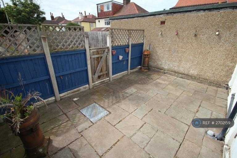 2 bedroom flat in Banks Road, West Kirby, Wirral, CH48 (2 bed) (#2702159)