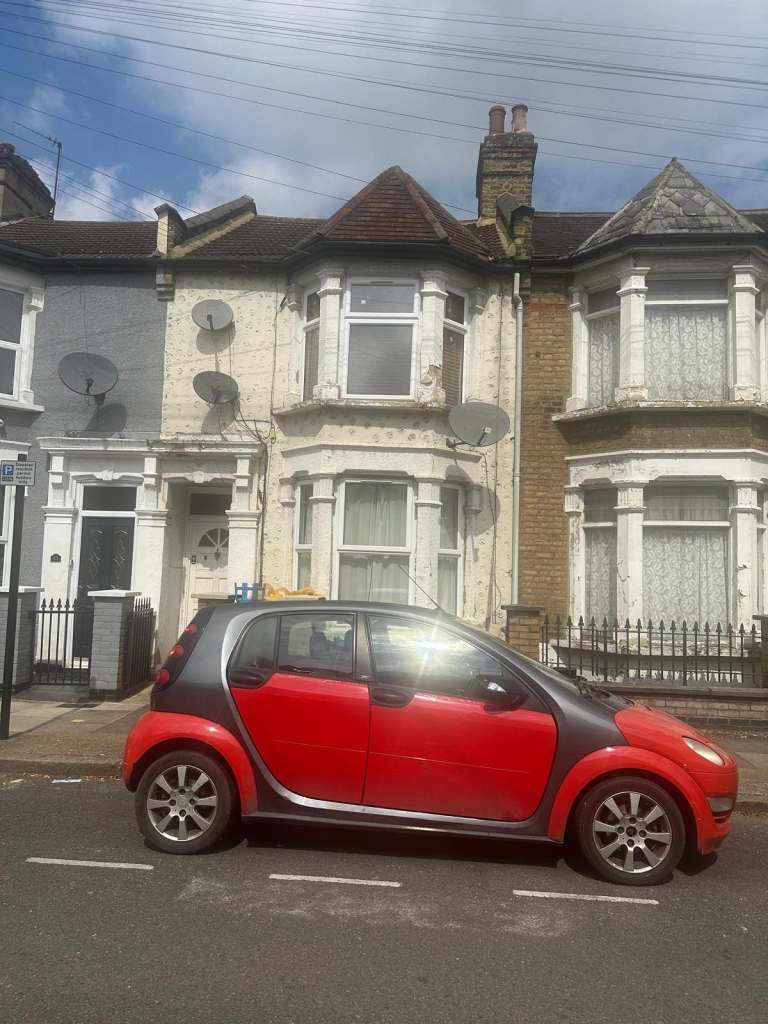 1 Master Bedroom with Separate Reception Ground Floor Flat Available to Let In Forest Gate (E7 8HZ)