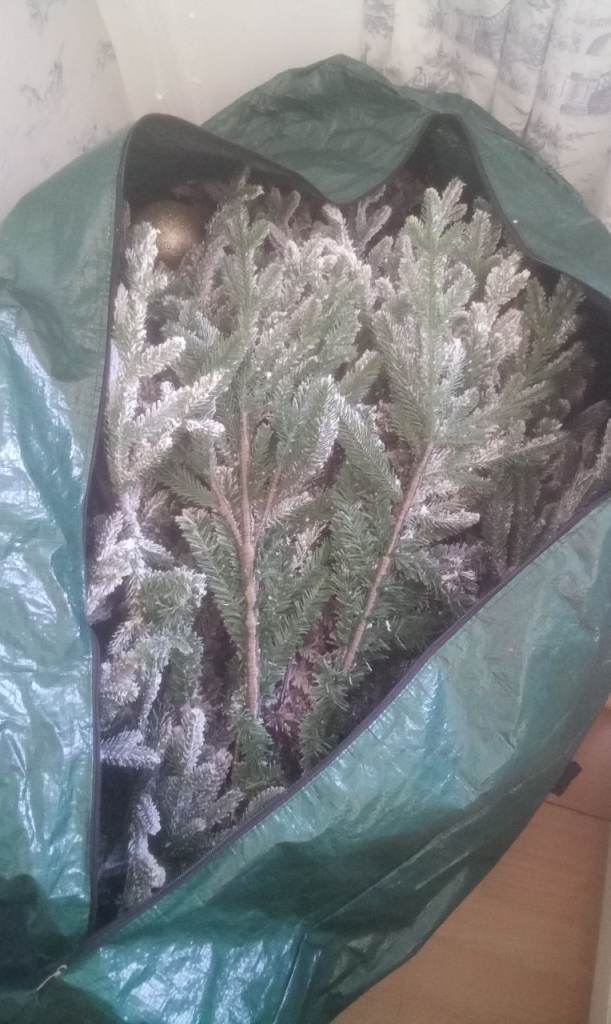 6ft flocked christmas tree 🎄 