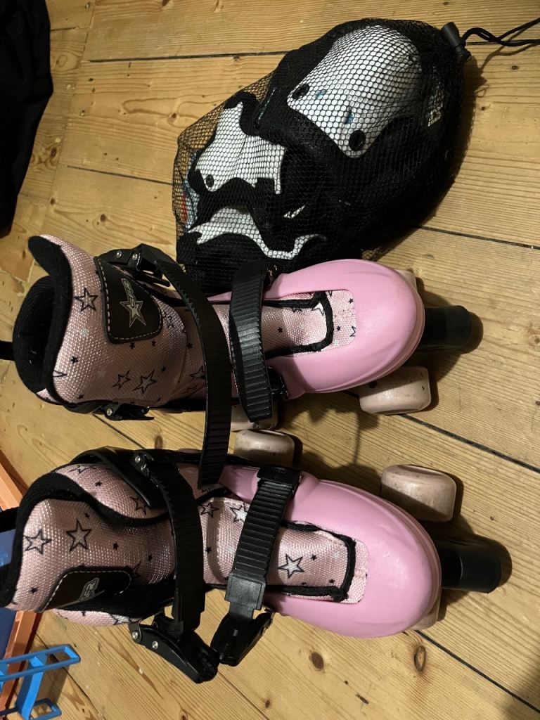 Girls Rollerskates  size 1-4 and Pads