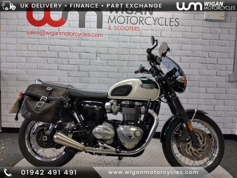 TRIUMPH BONNEVILLE T120 IN GREEN AND WHITE, 2019/19, JUST 5,470 MILES