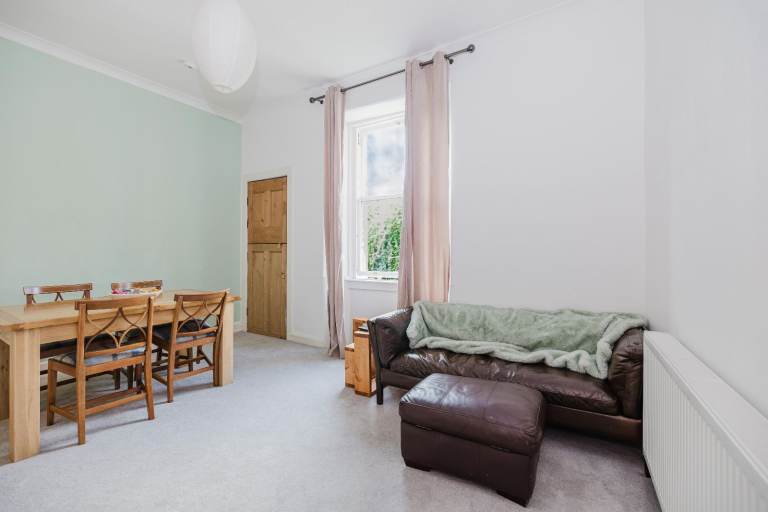 Pefectly situated, 2 bedroom, 2nd floor flat near the Meadows, with WiFi – available September