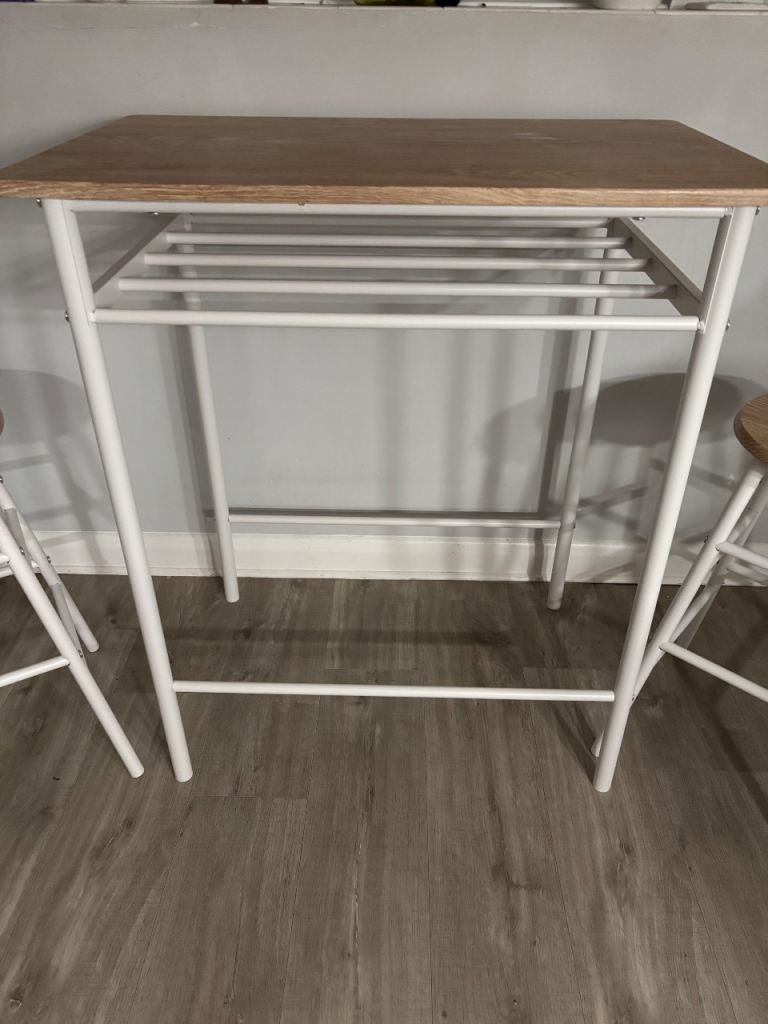 Kitchen table & 2 chairs 